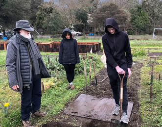 Trevor, from Hutton Settlement, practices double-digging as
John Jeavons, Director, and Kimberley, VGfP Asst. Manager,
look on.